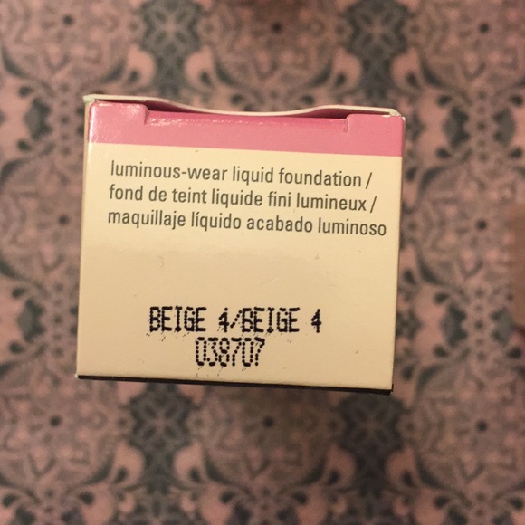 Mary Kay Luminous-Wear Liquid Foundation - Picture 5 of 8